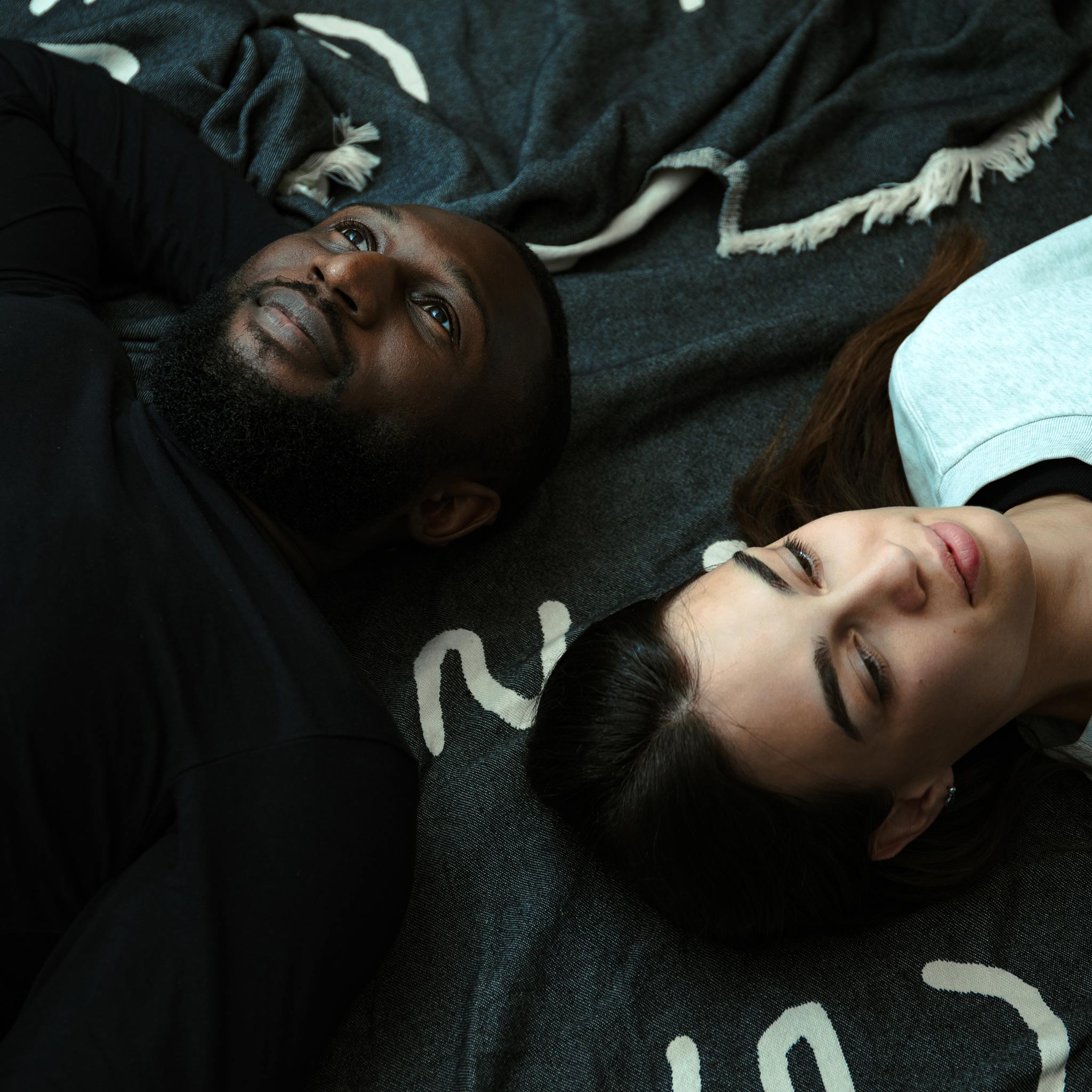 Ein Paar liegt auf der Wolldecke"My Comfort Zone" aus der Cozy Home Collection by Johanna Schwarzer x Donkey