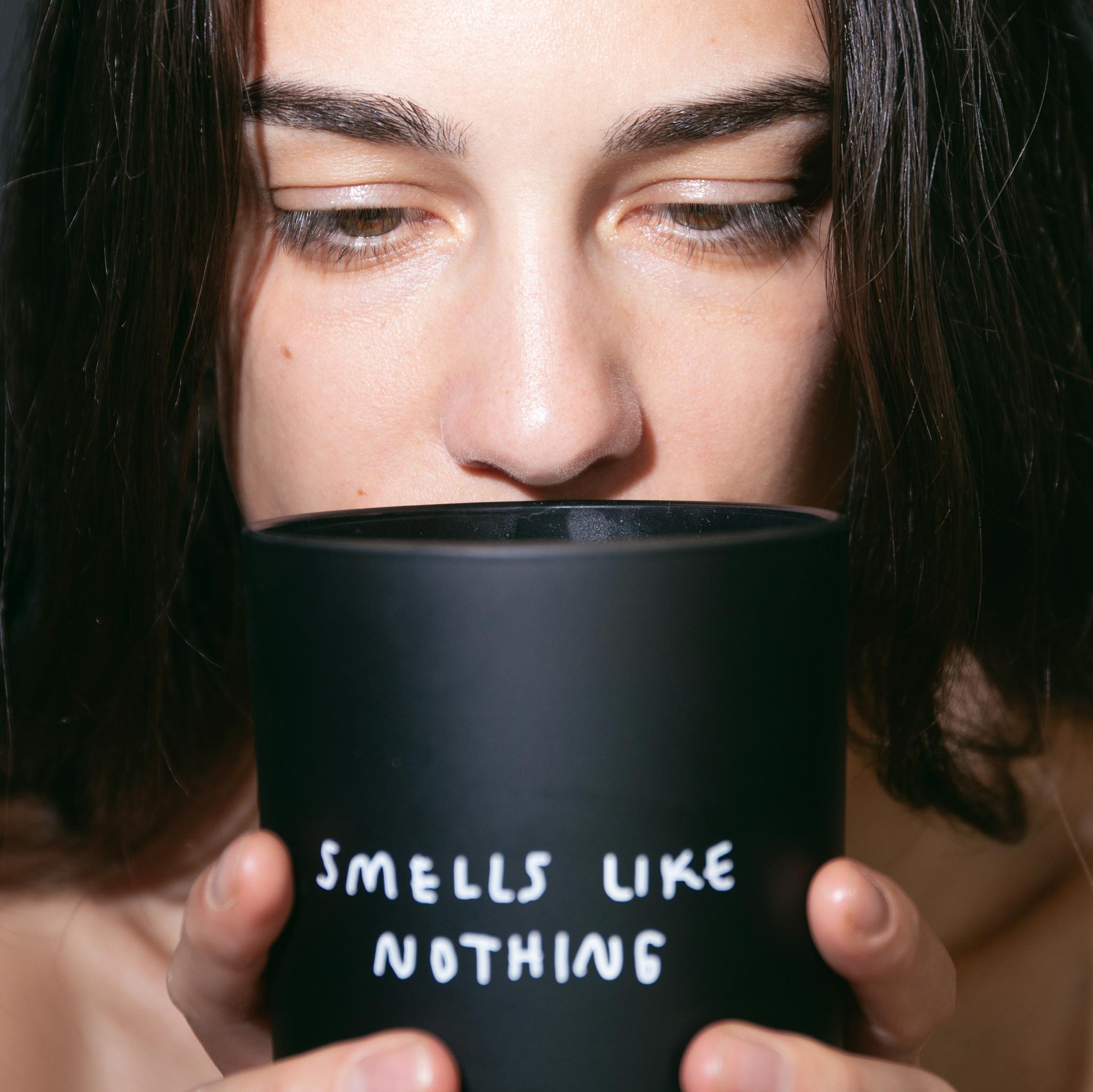 Eine Frau riecht an der Kerze "Smells like nothing" aus der Cozy Home Collection by Johanna Schwarzer x Donkey