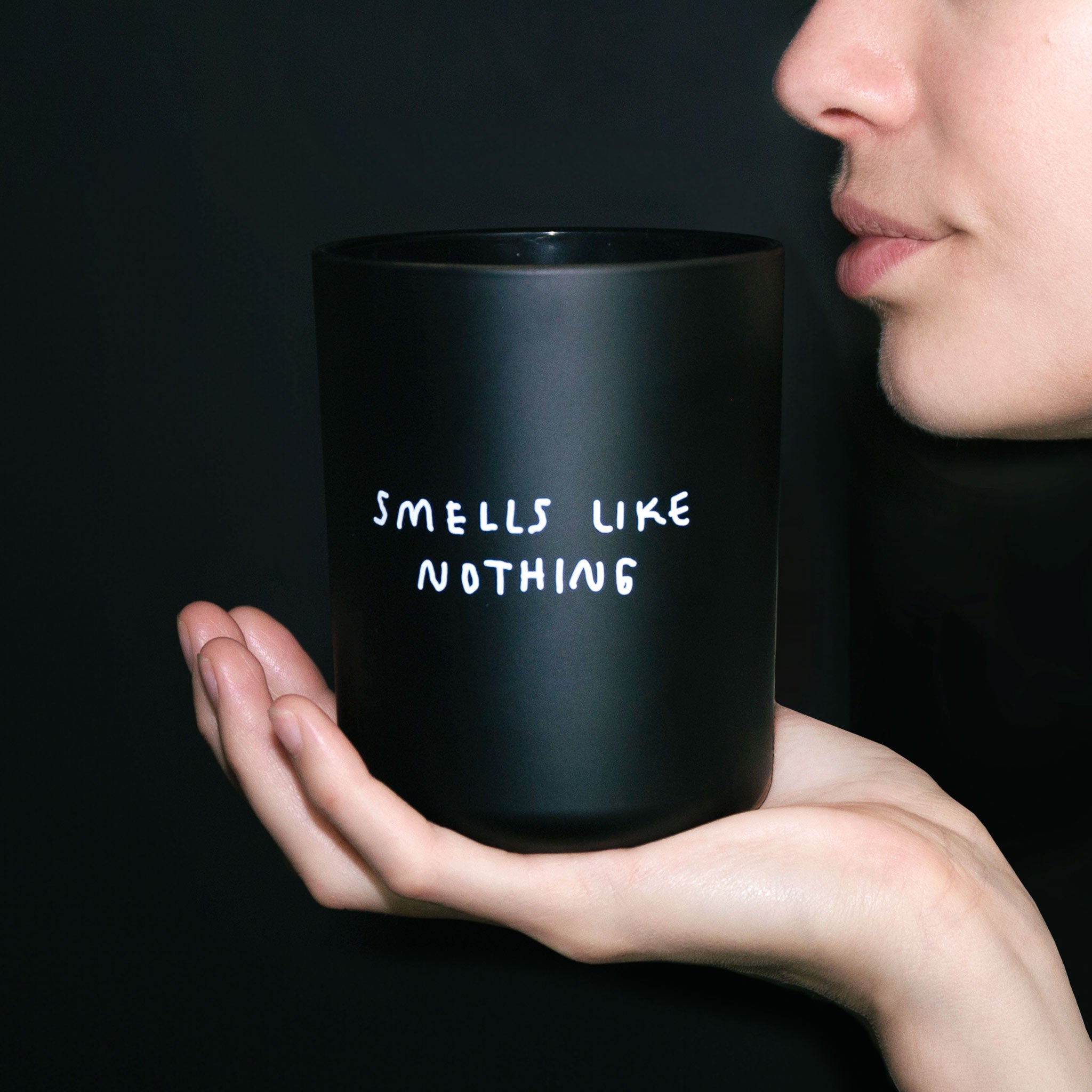 Eine Frau hält die Kerze "Smells like nothing" aus der JCozy Home Collection by Johanna Schwarzer x Donkey